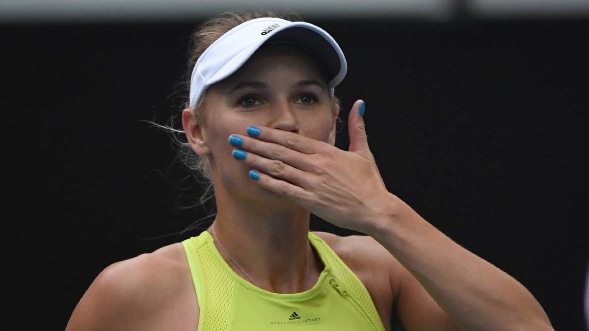Während Nadal auf die typische Mädchenfarbe rose setzt, hat Caroline Wozniacki ihre Fingernägel zum ersten Grand Slam des Tennisjahres blau lackiert
