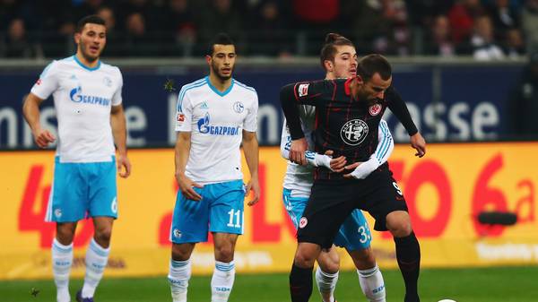 Haris Seferovic (r.) und Eintracht Frankfurt kamen gegen Schalke nur zu einem 0:0