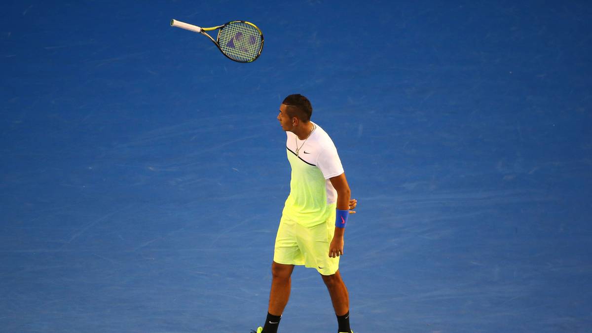 AUSTRALIAN OPEN, 2015: Erneut tut sich Kyrgios in seinem Erstrundenmatch durch obszöne Äußerungen und Schlägerwerfen hervor. Von der ATP bekommt er 4926 Dollar Strafe aufgebrummt - es soll nicht die letzte Strafe in seiner Karriere bleiben