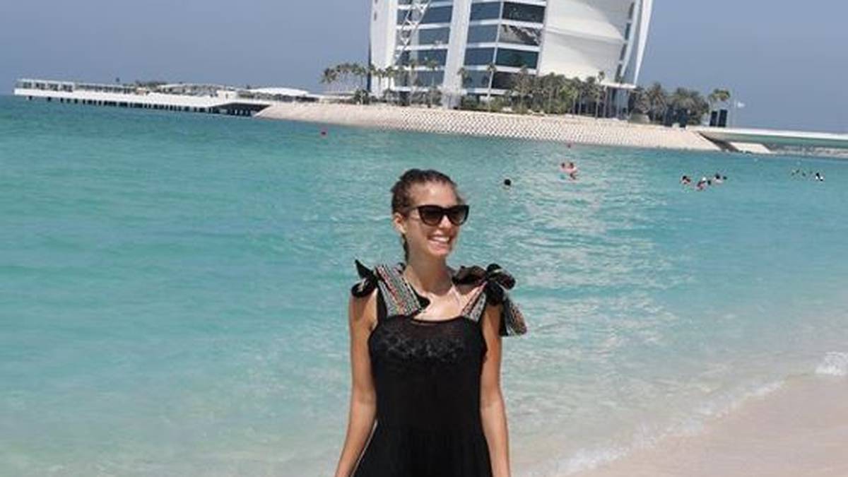 Während Gatte Mats Hummels in der Länderspielpause in Dortmund weilt, genießt Cathy die Zeit bei einem Strandspaziergang in Dubai