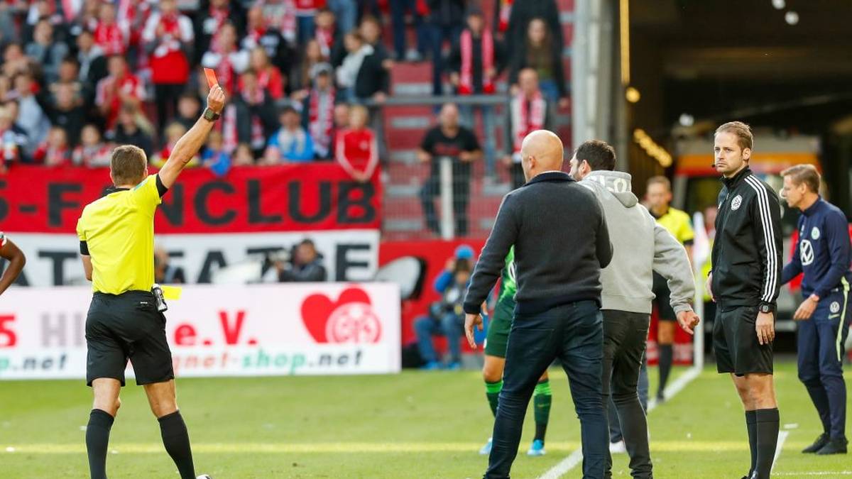 FLOP - KARTEN FÜR TRAINER: Seit der aktuellen Saison können auch Trainer und Offizielle mit Gelben und Roten Karten bestraft werden. Zur Beruhigung trägt diese Maßnahme aber nicht wirklich bei - im Gegenteil. Schiedsrichter verlieren die kommunikative Autorität, Trainer wüten