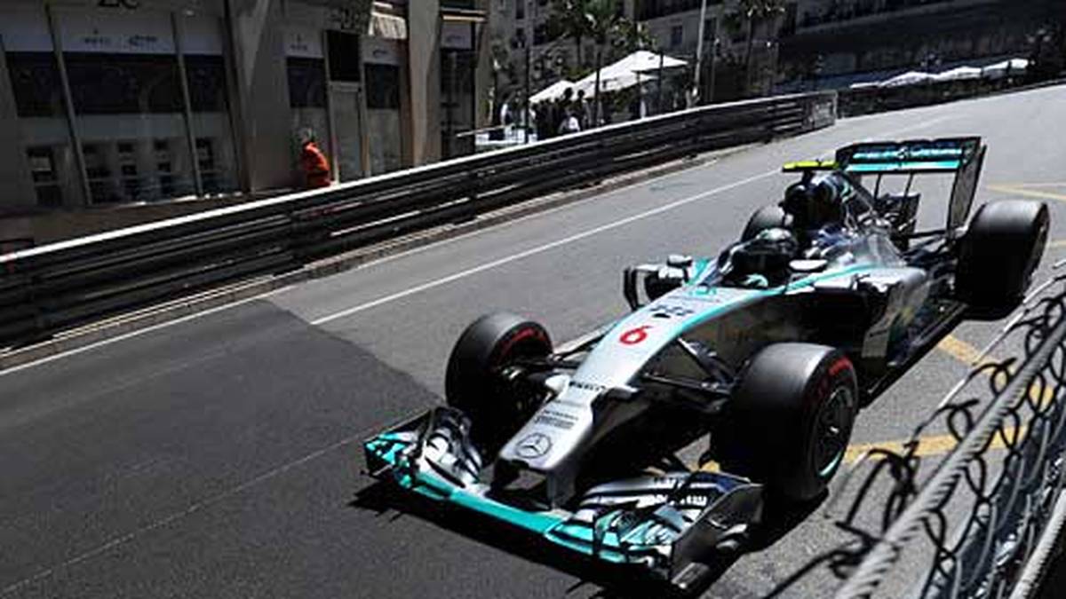 In Monaco kommt es zum ersten großen Krach zwischen den langjährigen Freunden. Im Qualifying verbremst sich Rosberg in der Mirabeau Haute und fährt in den Notausgang. Hamilton muss wegen der Gelben Flaggen bremsen und kann deshalb die Bestzeit von Rosberg nicht mehr unterbieten