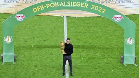 Domenico Tedesco feiert mit dem DFB-Pokal