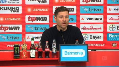 Nach der Gala gegen den FC Bayern feiert Leverkusens Trainer Xabi Alonso mit der Mannschaft und dem Trainerteam in der Kurve.