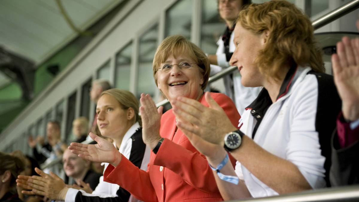 Bei der Weltmeisterschaft 2011 im eigenen Land darf Peter (l.) direkt neben Bundeskanzlerin Angela Merkel Platz nehmen. Sie schauen gemeinsam die Begnung zwischen Schweden und den USA an. Die 27-Jährige hat nahezu alles gewonnen, was es zu gewinnen gibt