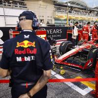 Es ist offiziell: Adrian Newey verlässt Red Bull Anfang 2025. Für Teamchef Christian Horner ist es eine schwere Niederlage, für Ferrari und Lewis Hamilton ein Erfolg.