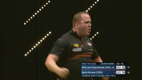Dirk van Duijvenbode steht beim German Darts Grand Prix in der nächsten Runde. Mit Boris Krcmar liefert er sich einen Krimi. 