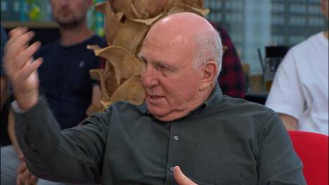 Sebastian Hoeneß schreibt beim VfB Stuttgart eine Erfolgsgeschichte. Der Trainer ist heiß begehrt. Sein Vater Dieter Hoeneß plaudert im STAHLWERK Doppelpass ein spannendes Vertragsdetail aus.