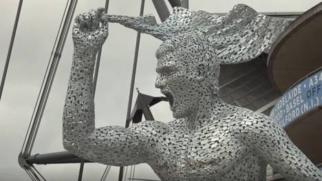 Manchester City hat Sergio Agüero zum 10-Jährigen Jubiläum seines legendären Tores zur Meisterschaft 2011 eine Statue vor dem Stadion aufgestellt. 