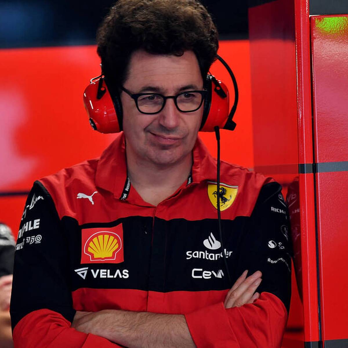 Ferrari will in der Formel 1 um die WM kämpfen, bremst sich aber selbst immer wieder aus. Der Teamchef der Scuderia findet das offenbar nicht so schlimm, bekommt aber zahlreiche Warnungen.