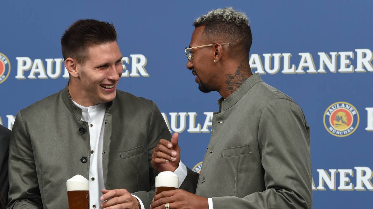 Was Jerome Boateng hier wohl seinem jungen Innenverteidiger-Kollegen Niklas Süle zu erzählen hat?