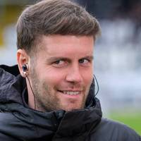 Fabian Hürzeler verblüfft seit seinem Amtsantritt beim FC St. Pauli die 2. Bundesliga. Der 30 Jahre alte Trainer wandelt auf den Spuren von Bayern-Coach Julian Nagelsmann.