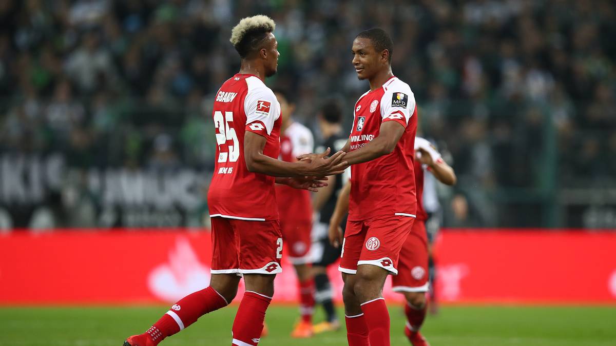 Die Gäste sorgen auf dem Rasen für den ersten Paukenschlag: Abdou Diallo (r.) bringt Mainz in der 19. Minute in Führung