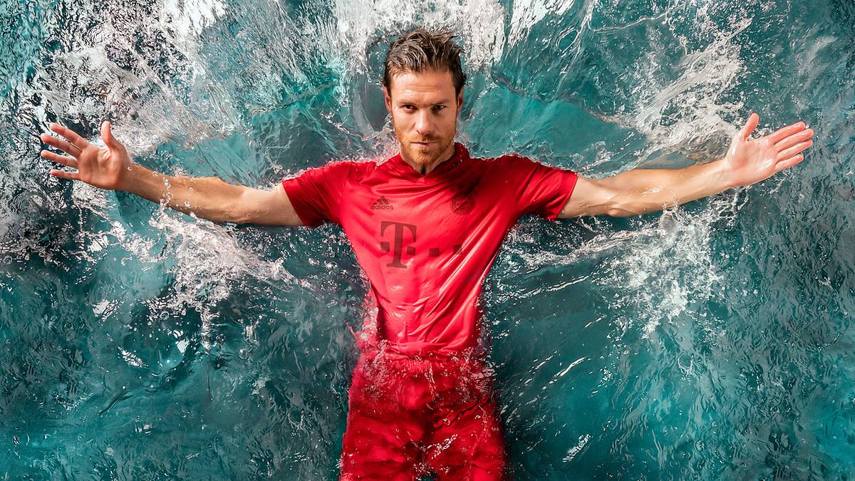 Für die Präsentation des außergewöhnlichen Outfits geht Mittelfeldspieler Xabi Alonso sogar baden