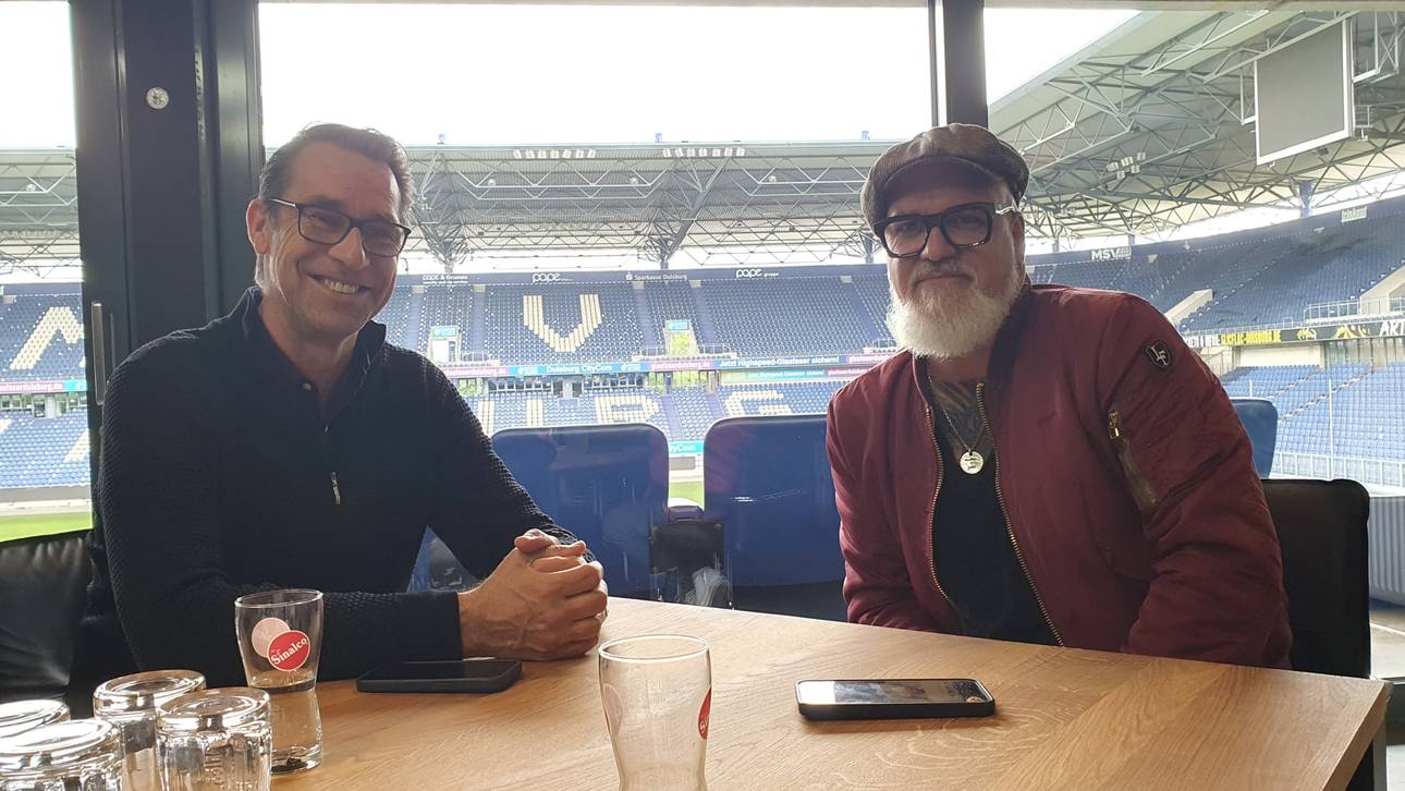 Michael Preetz (l.), Geschäftsführer des MSV Duisburg, und SPORT1-Reporter Reinhard Franke