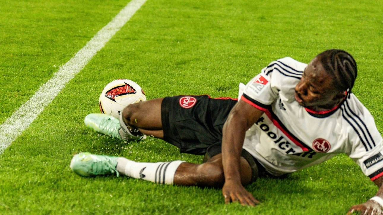 Topstürmer verletzt! Schwerer Schlag für Klose