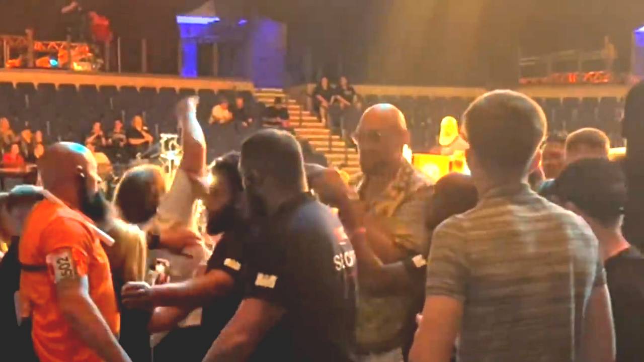 IBF: Tyson Fury schubst Fan weg bei Boxkampf von Cousin Nathan Gorman