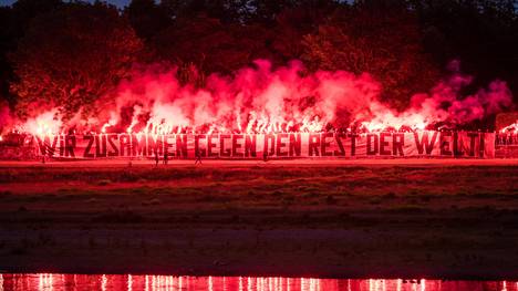 Fans von Dynamo Dresden brannten vor dem Teamhotel mehrere bengalische Feuer ab