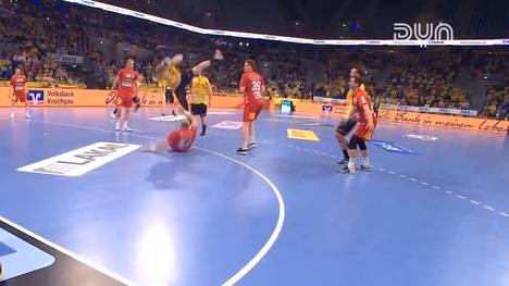 Die TSV Hannover-Burgdorf hat sich mit einem Krimisieg bei den Rhein-Neckar Löwen an die Spitze der Handball Bundesliga gesetzt. Die Recken setzten sich in Mannheim früh ab, zwangen die Hausherren schließlich in die Knie und trotzten dabei auch zwei roten Karten.