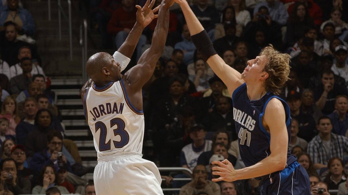 In der regulären NBA-Saison entscheiden Nowitzki und die Mavs die Duelle mit Jordan und den Wizards für sich