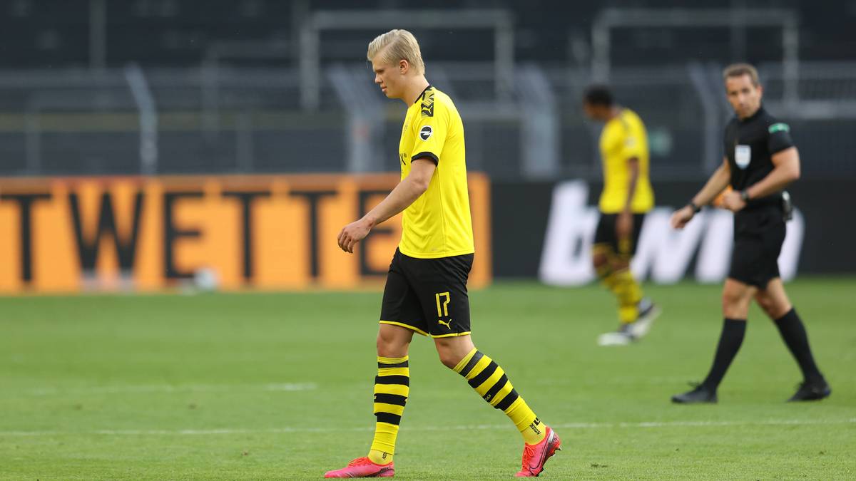 In der 69. Minute kollidierte der Dortmunder Stürmer am Mittelkreis mit Schiedsrichter Tobias Stieler, der ihn in der Rückwärtsbewegung versehentlich am Bein erwischte - ein Missgeschick, auf das Haalands Landsmann Jan Aage Fjörtoft bei "Twitter“ aufmerksam machte