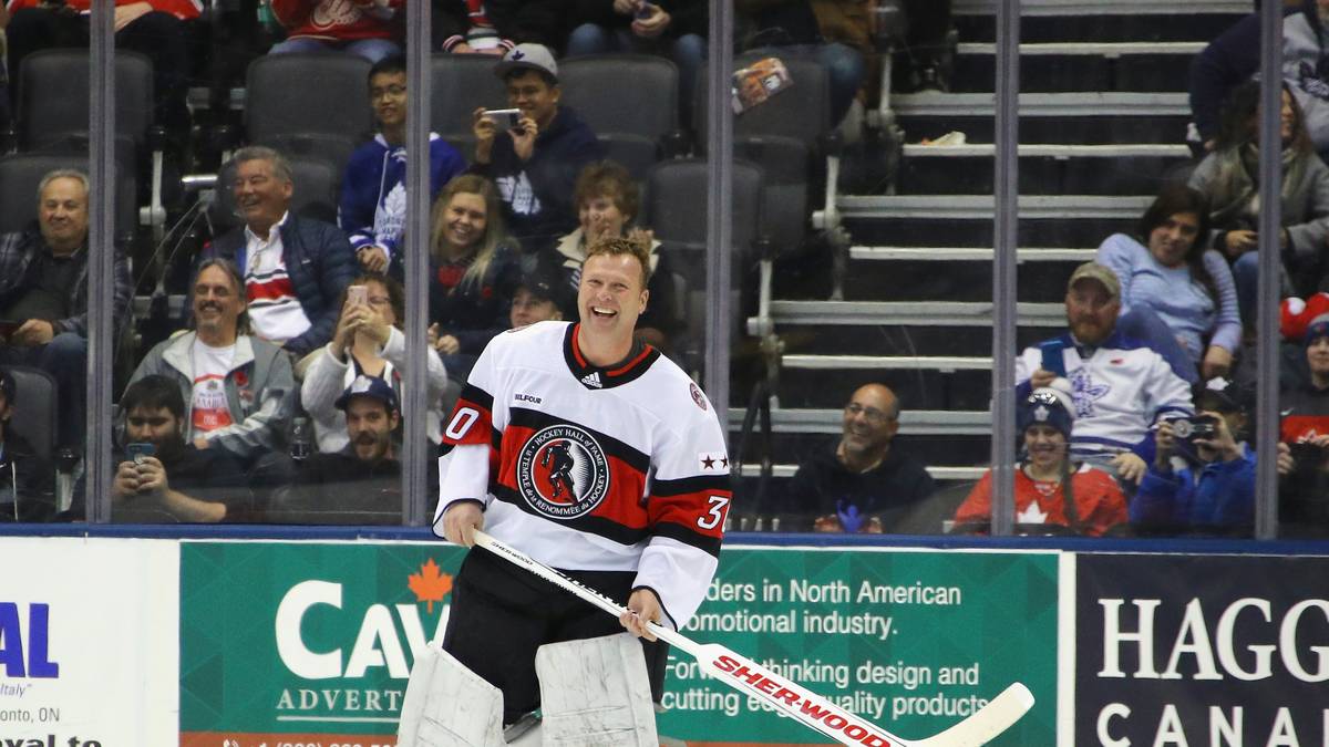22 JAHRE: Martin Brodeur - New Jersey Devils (1992 - 2014): Brodeur gilt als der beste Torhüter der NHL-Geschichte. In seiner 22-jährigen NHL-Karriere gewann er drei Mal den Stanley Cup mit New Jersey. Hinzu kommen zwei Goldmedaillen mit Kanada sowie vier Vezina Trophies für den besten Torhüter der Saison