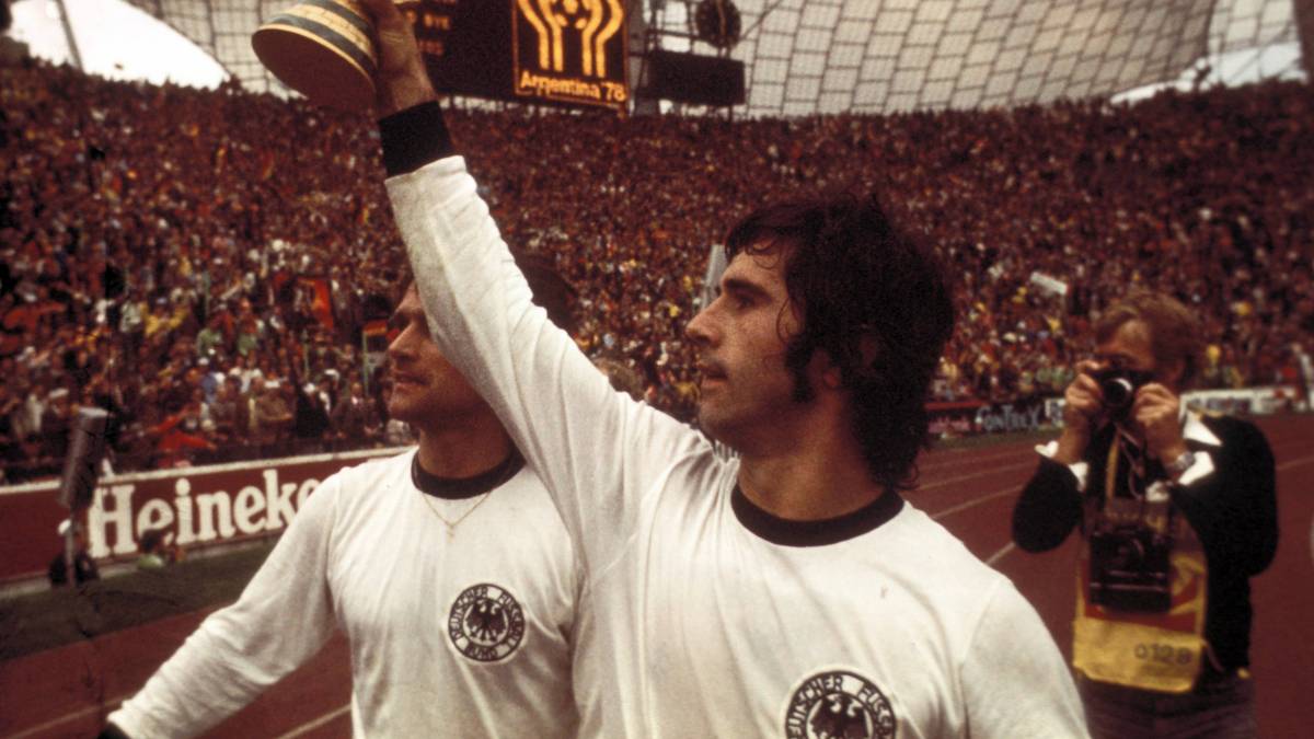 1974 wird Müller auch außerhalb Bayerns endgültig zur Legende. Bei der WM im eigenen Land erzielt er im Finale im Münchener Olympiastadion den Siegtreffer gegen die Niederlande. Deutschland ist zum zweiten Mal Weltmeister. Müllers Jubelsprung hat einen festen Platz in der deutschen Geschichte