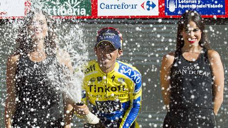 Alberto Contador lässt nach seinem Sieg die Champagnerkorken knallen