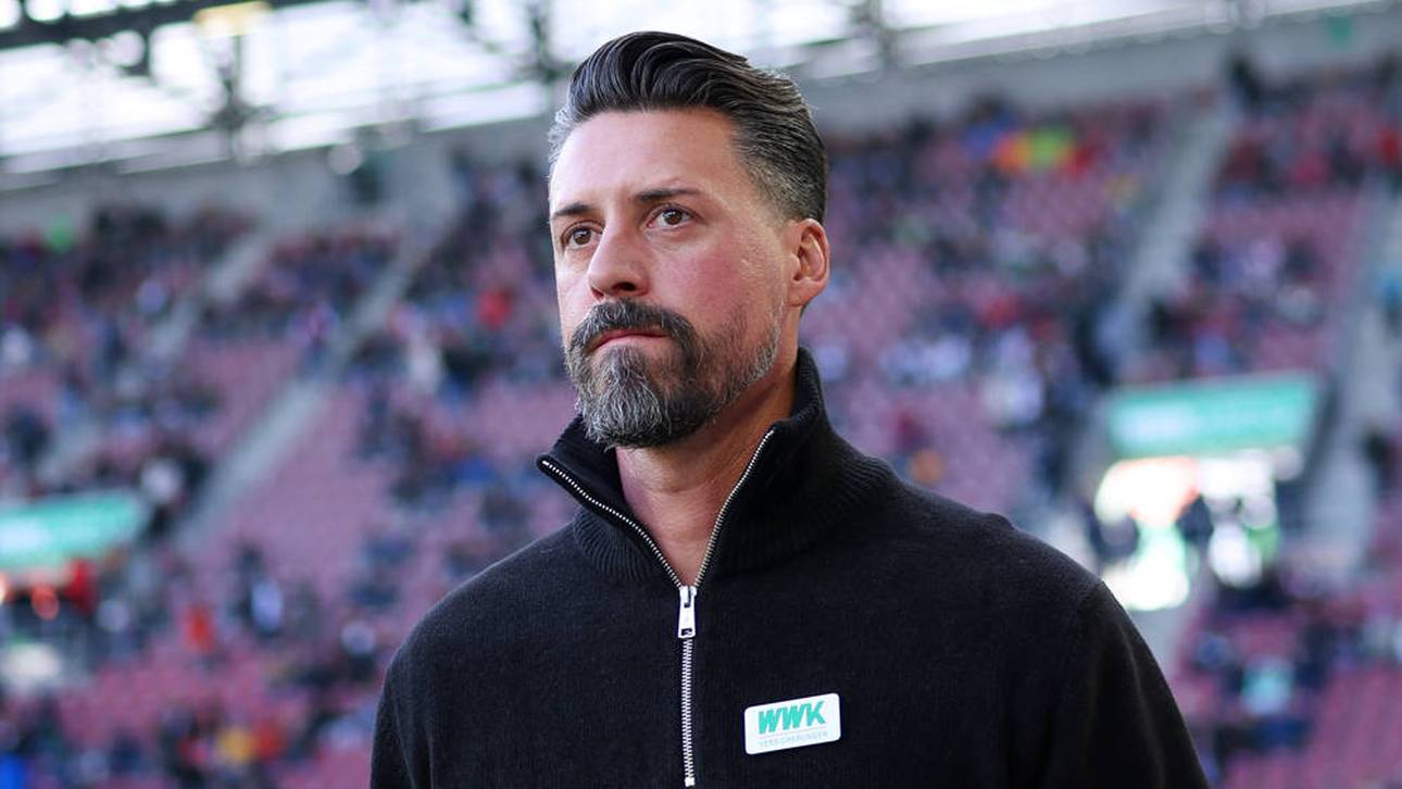 Sandro Wagner nimmt einen Wechsel im Augsburger Tor vor