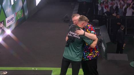 Ricky Evans sorgt in Runde 3 für eine große Show bei seinem Walk-on. Allerdings wird er anschließend von WM-Debütant Charlie Manby ausgebremst.