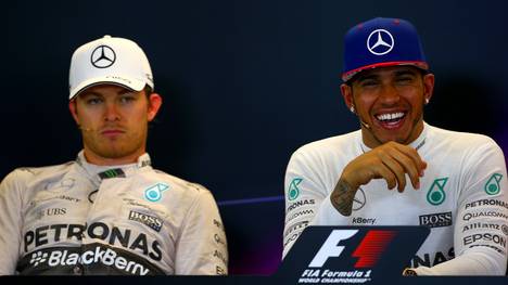 Nico Rosberg (l.) ist aktuell nicht gut auf Teamkollege Lewis Hamilton (r.) zu sprechen