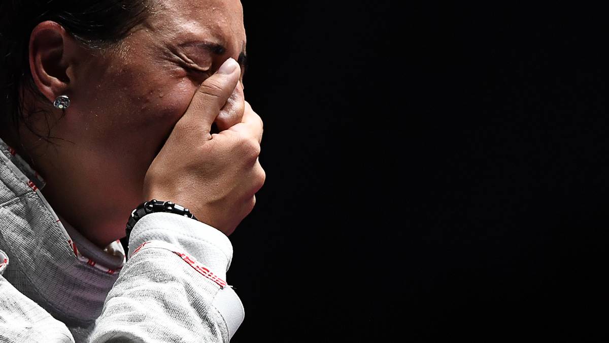 Die Russin Jana Egorian ist nach ihrem Olympia-Gold im Fechten emotional sehr ergriffen