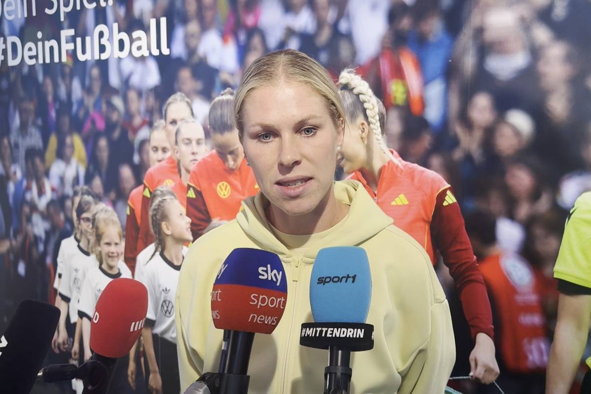 Rebecca Knaak äußert sich zu der vermeintlichen Kritik des DFB-Trainers an Torhüterin Ann-Katrin Berger.