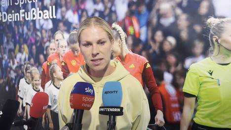 Rebecca Knaak äußert sich zu der vermeintlichen Kritik des DFB-Trainers an Torhüterin Ann-Katrin Berger.
