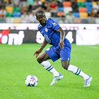 Der monatelang verletzte N´Golo Kanté steht für die U21-Auswahl von Chelsea wieder auf dem Platz. Währenddessen wird er von seinen Profi-Teamkollegen Mason Mount und Thiago Silva angefeuert.