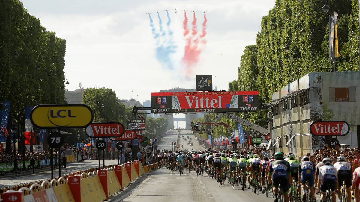 Eine französische Fliegerstaffel malt die Nationalfarben an den Himmel