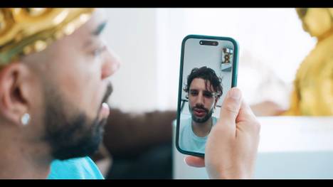 In der YouTube-Doku "Faith over fear" singt Dominik Szoboszlai ein Geburtstagsständchen für Benjamin Henrichs. Die Doku zeigt weitere private Einblicke.