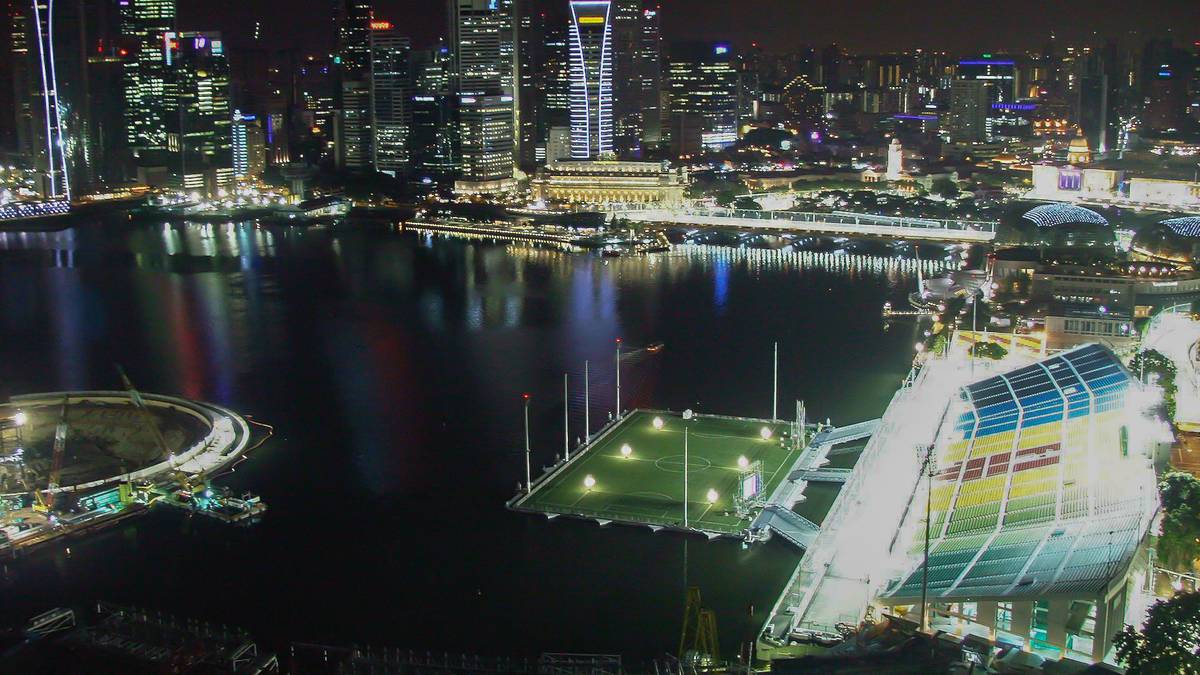 Wenn auf Land jeder Meter bebaut ist oder astronomische Preise ein Stadionprojekt unmöglich machen, verlegt man die Spielstätte wie hier bei "The Float" in Singapur einfach auf das Wasser