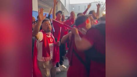 Vor ihrem ersten EM-Spiel sind die türkischen Fans euphorisch. Das Regen-Wetter in Dortmund tut der Stimmung keinen Abbruch.