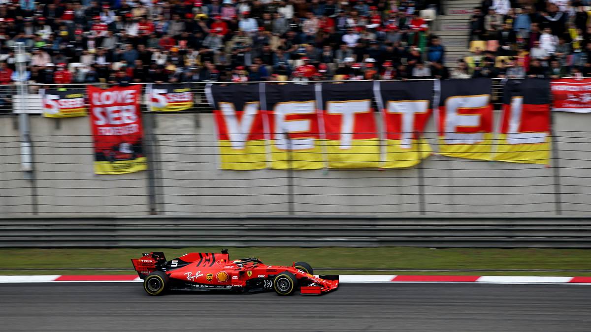 Vettel fährt in der Folge vorneweg und kommt auch früher in die Box. Bei Leclerc ist der Frust über die Strategie seines Teams zwischenzeitlich groß