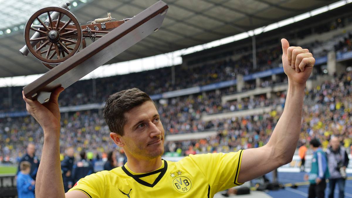 TRANSFER-COUP - ROBERT LEWANDOWSKI (21, Wechsel 2010/11): Zuerst im Schatten von Lucas Barrios, ein Chancentod. Aber im zweiten Jahr nach der Verpflichtung explodierte Lewy geradezu und wurde zu einem der besten Angreifer der Welt. Der BVB konnte ihn nicht halten, die Verlockungen aus München waren zu groß. Dennoch: Der Königstransfer