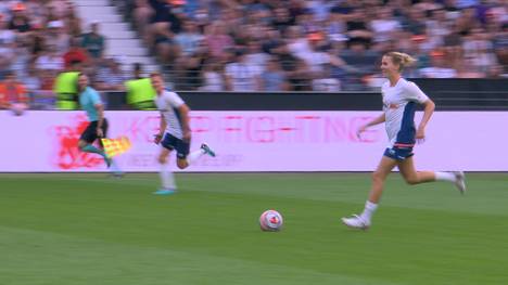 Laura Freigang düpiert Nationalkeeper Kevin Trapp mit einem Lupfer. Die Nationalspielerin schmunzelt schon vor ihrem Kabinettstückchen. 