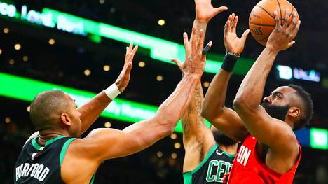 James Harden (r.) war mit 42 Punkten der Topscorer in der Partie gegen die Boston Celtics 
