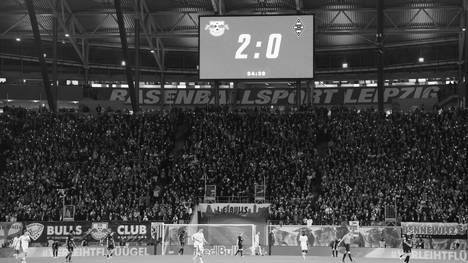 Die Fans von RB Leipzig gedachten mit Lichtern und Gesängen dem verstorbenen Zuschauer