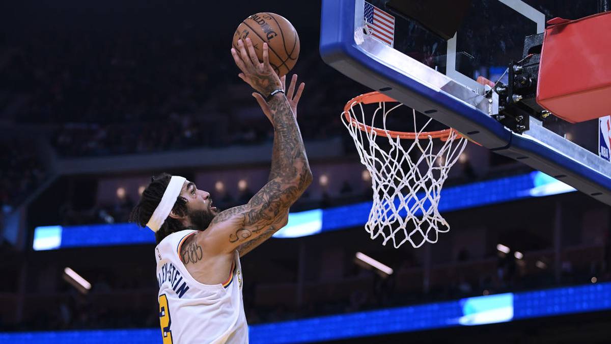 Im Tausch für den Center erhalten die Warriors von den Mavericks den Zweitrundenpick der Utah Jazz für den diesjährigen Draft. Durch den Deal spart Golden State zudem rund 5,7 Millionen Dollar an Luxussteuer und befindet sich damit 2,6 Millionen Dollar unter dem Hard Cap