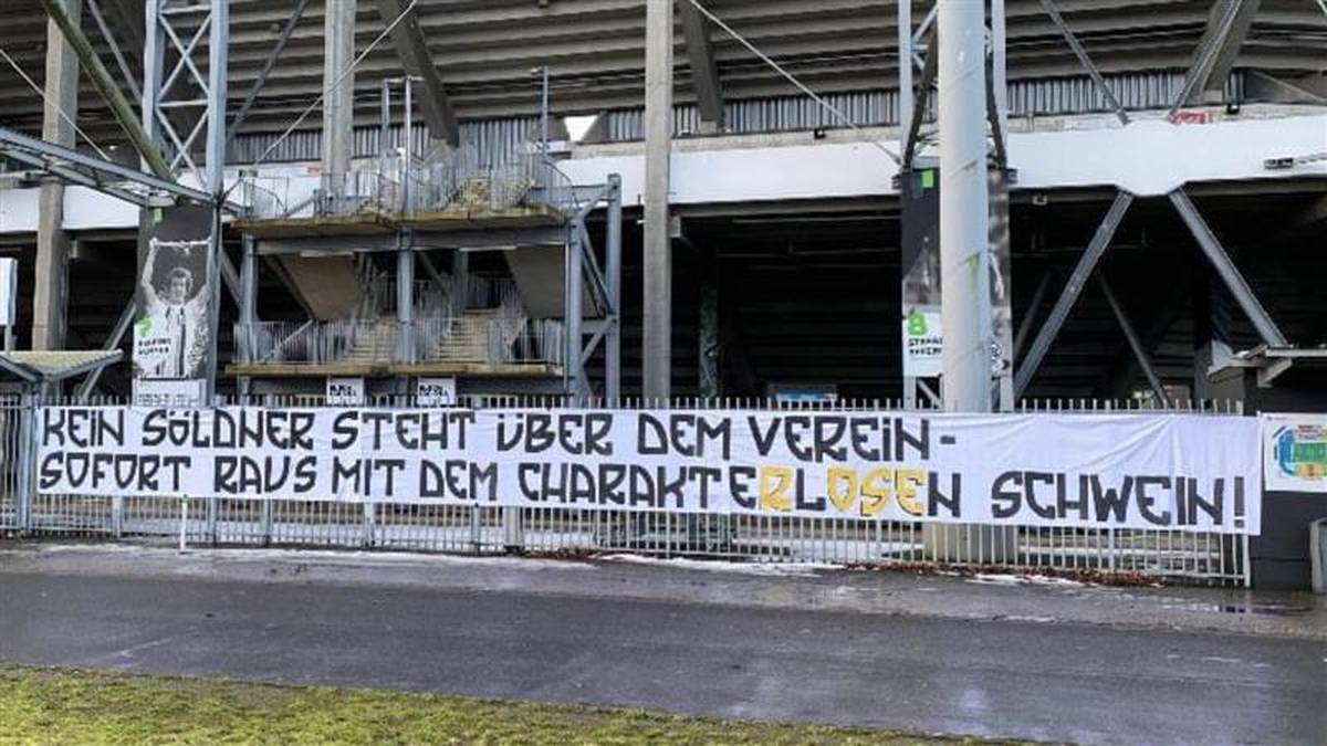 Die Stimmung ist explosiv: Ein Banner am Stadion zeigt das überdeutlich