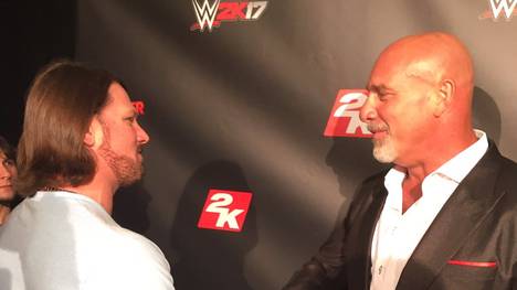 Bill Goldberg (r.) traf bei einem Promo-Termin für WWE auf AJ Styles