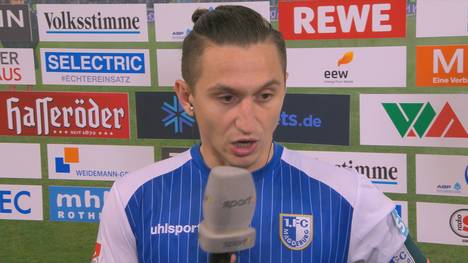 Beim Topspiel der 2. Bundesliga zwischen Magdeburg und Darmstadt fliegt Cristiano Piccini durch ein umstrittenes Handspiel mit Rot vom Platz. Magdeburg-Kapitän Baris Atik kritisiert nach dem Spiel die Schiedsrichterleistung scharf.