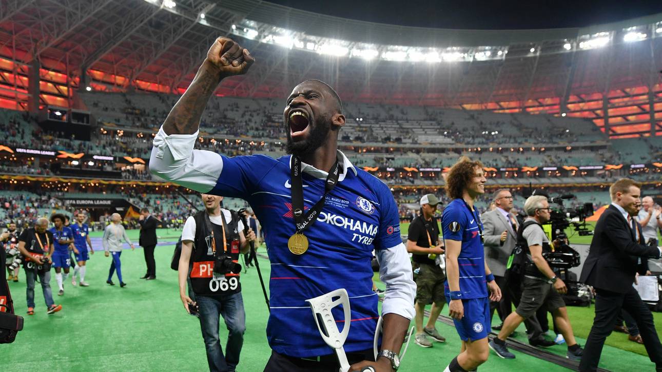 Rüdiger feiert Sieg auf Krücken