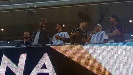 Jürgen Klopp (2.v.l) und neben Gonzalo Higuains Bruder im Argentinien-Trikot